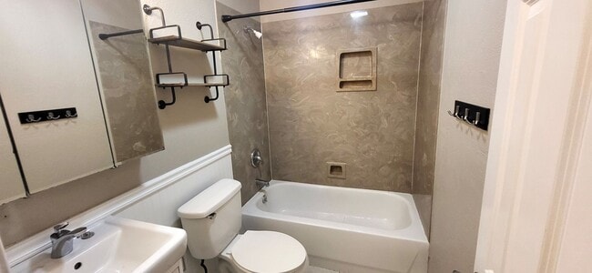 Building Photo - Adorable 3 Bedroom Home $1050!!!
