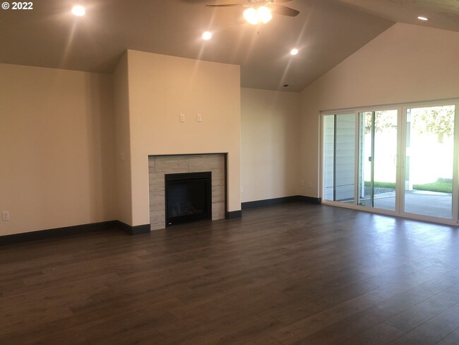 Building Photo - Golf Course living