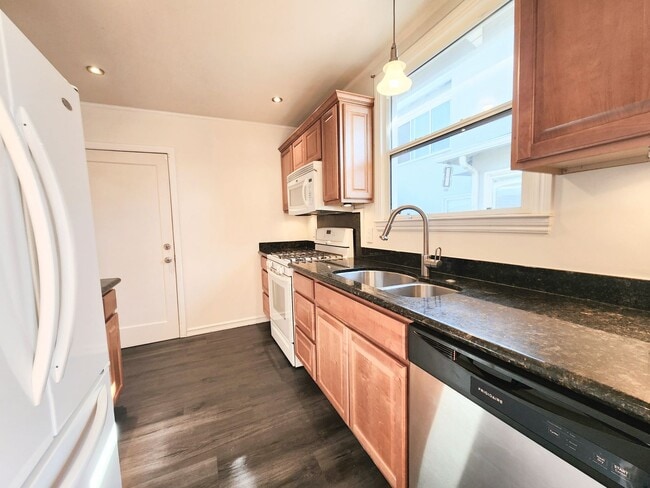 Building Photo - 2 bedroom duplex home