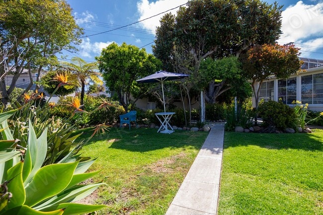 Building Photo - Studio in the Heart of La Jolla with a Pri...