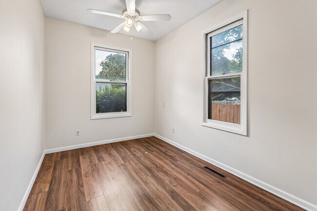 Building Photo - 535 N Pebble St