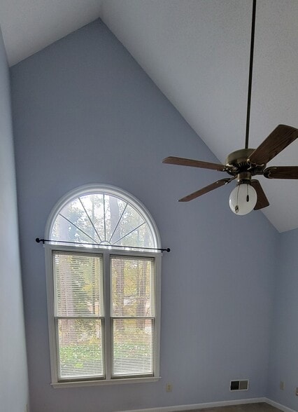 Building Photo - 105 Amick St