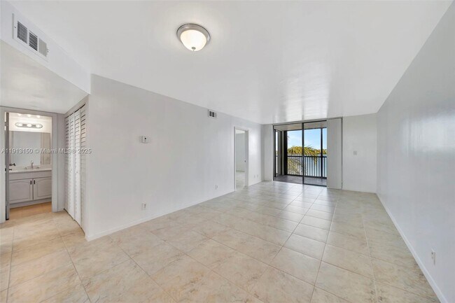 Building Photo - 117 Lake Emerald Dr