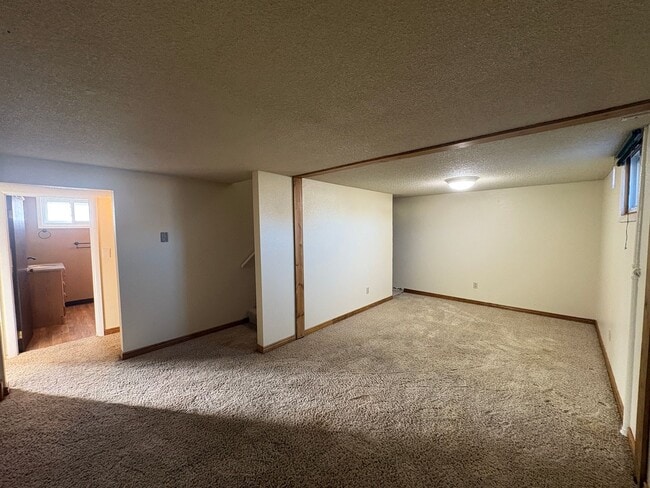 Building Photo - 3 bedroom 2 bathroom house