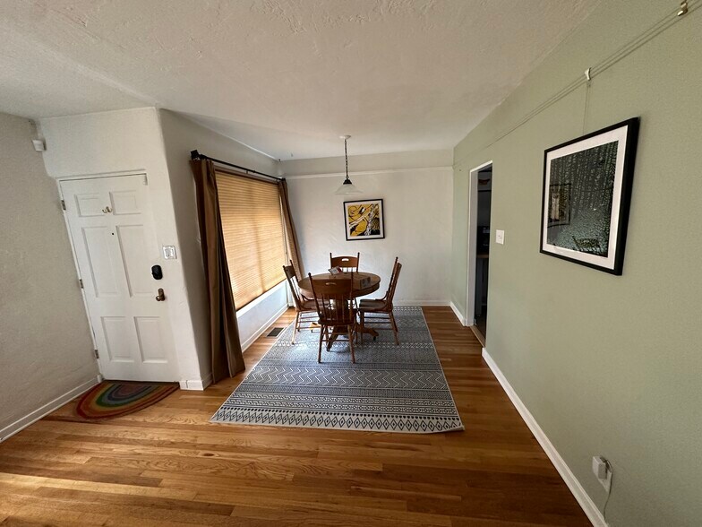 Building Photo - 732 Loma Vista Dr NE