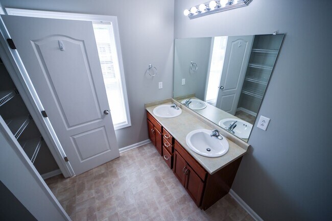 Building Photo - 100 Sango Place Villas Dr