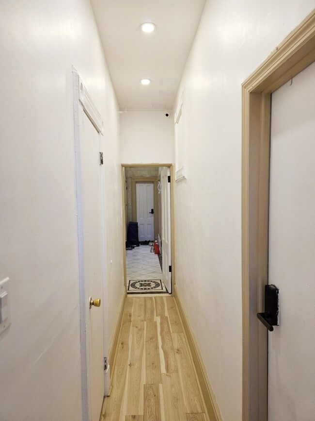 Building Photo - 70 Weirfield St
