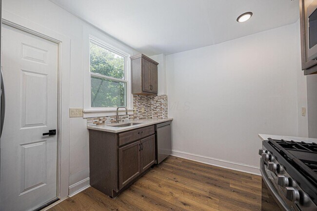 Building Photo - 1442 Hamlet St