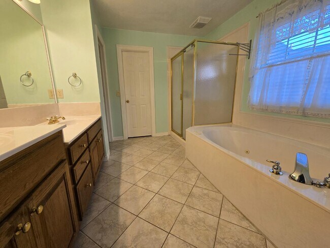 Building Photo - 8704 N 140th E Ct