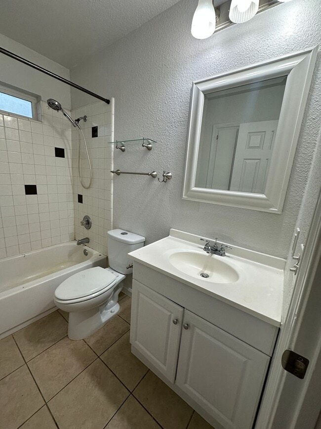 Building Photo - Updated & Charming 3 Bedroom Home with Fan...