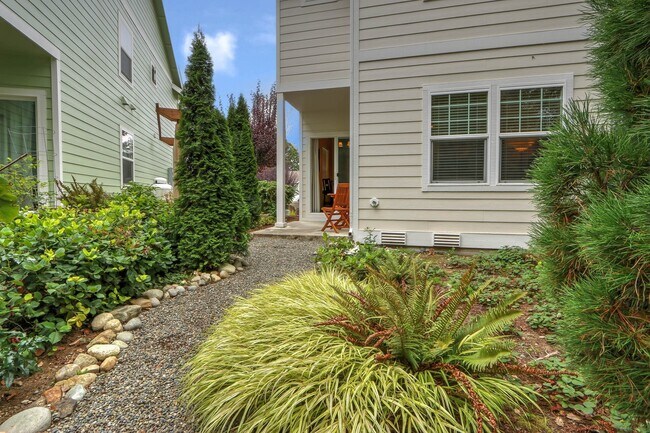 Building Photo - in town Kingston 3 bedroom townhome now available