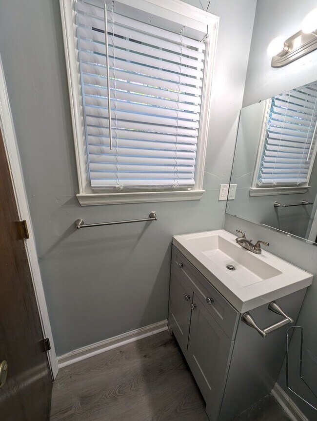 Building Photo - Minutes from UPTOWN! 4 Bedroom!  100% Remodeled!