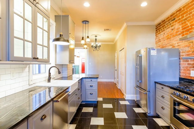Building Photo - Fully Renovated 3 BR/1.5 BA Apartment in C...