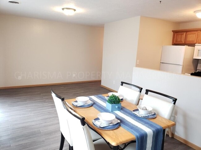 Building Photo - 300 Scott Pl