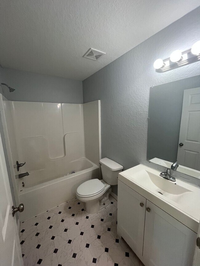 Building Photo - GORGEOUS 4BR/1BA Zephyrhills