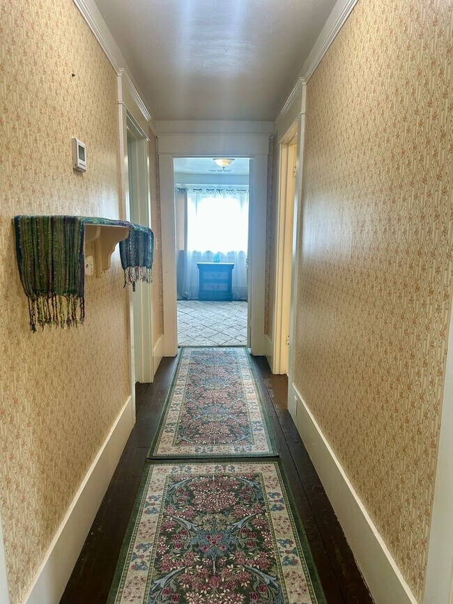Building Photo - Furnished 2 bedroom Craftsman Apartment