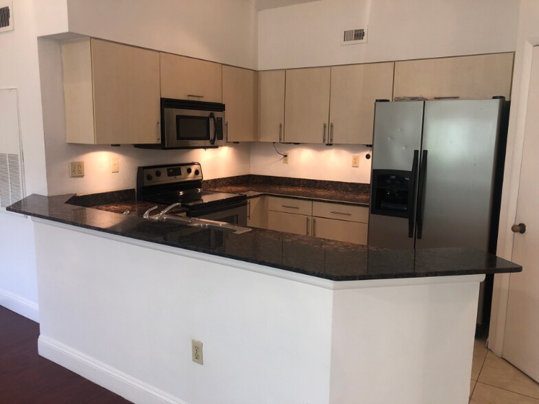 Building Photo - 2550 SW 18th Terrace