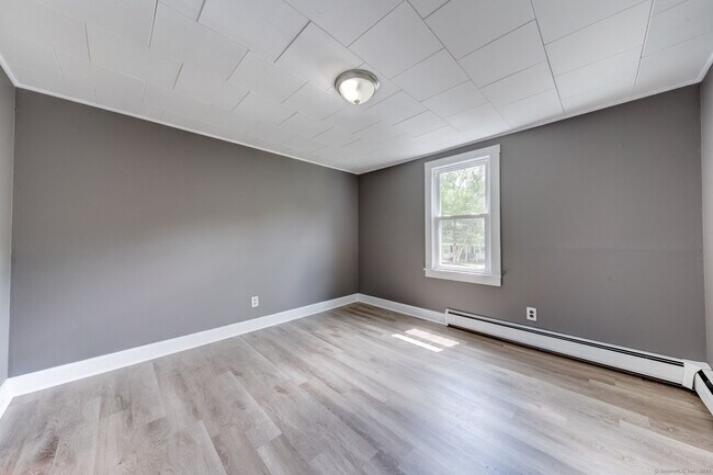 Building Photo - 40 Mortimer St