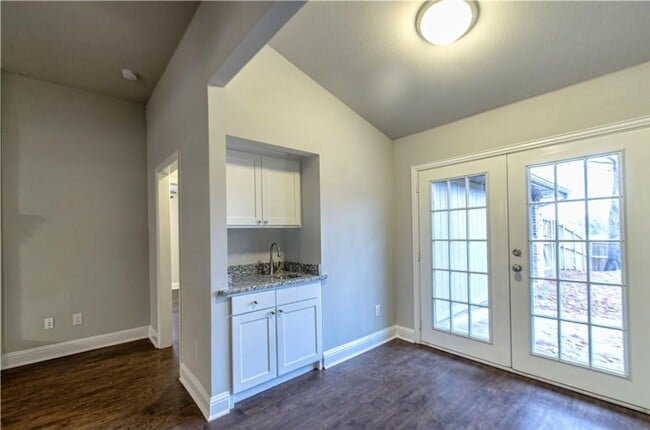 Building Photo - Updated 3 Bedroom/2 Bath w/ Open Floorplan and Big Backyard w/ lots of shade trees