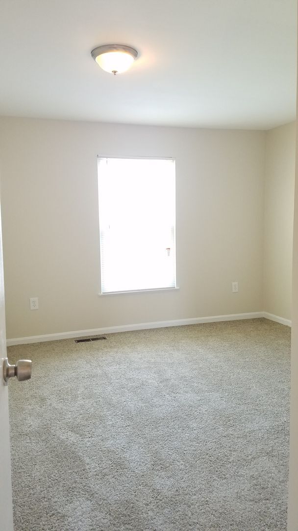 Building Photo - End Unit townhouse in established Frederick neighborhood ready for you!