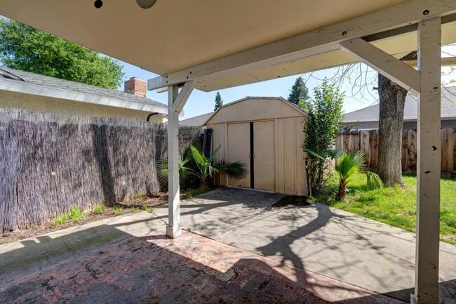 Building Photo - 2768 Saratoga Ave