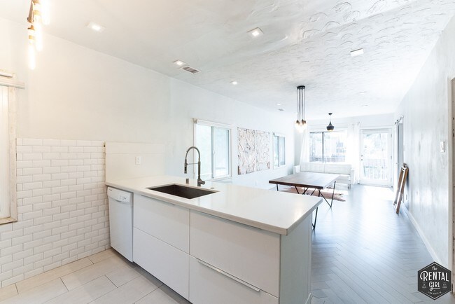 Building Photo - 314 S Gless St