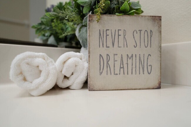 Building Photo - Town House 3 Bedroom and /2.5 Bathrooms. At Lee Vista area gated Community.