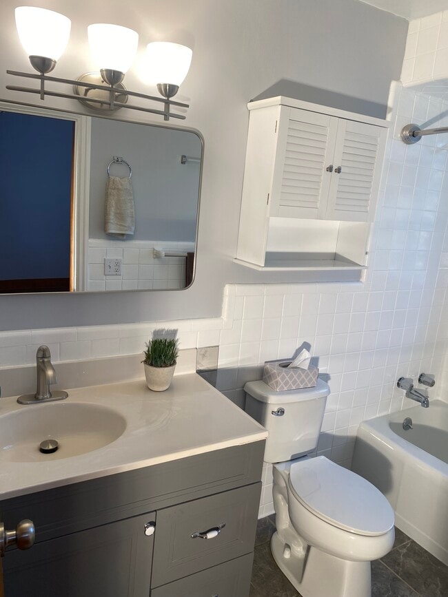 Building Photo - 834 4th St NW