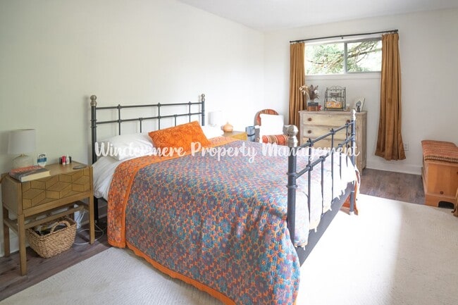 Building Photo - Sunny, Bright 2 bedroom in Poulsbo, Community Beach/Playground