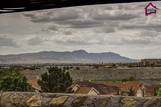 Building Photo - Great 3/2, Awesome Views, Spacious