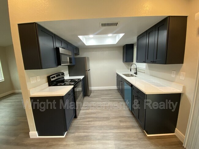 Building Photo - 206 St Petersburg Dr E