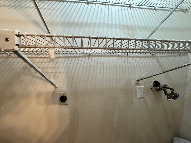 Building Photo - 975 Meriden Rd