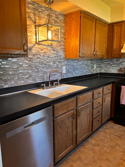 Building Photo - 1702 S 6th Ave