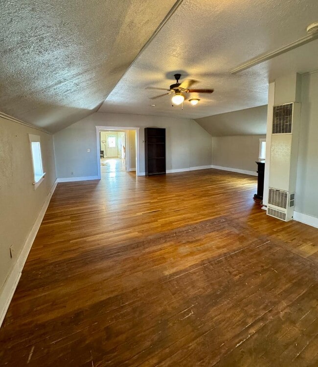 Building Photo - 107 E Bridge Ave