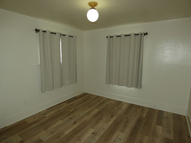 Building Photo - Centrally located 2 bedroom