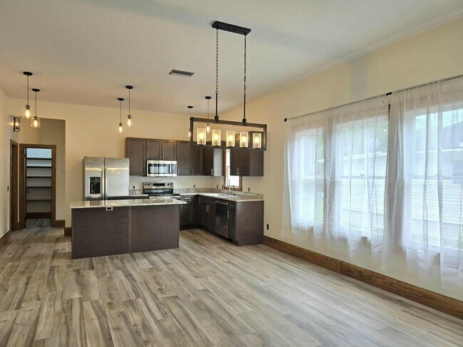 Building Photo - Lakeland's Historic District: 3 Bed/2 Bath
