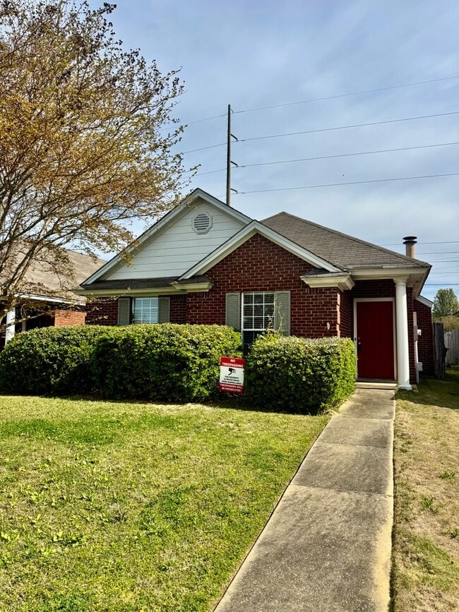 Building Photo - ** 3 bed 2 bath located in Thorington Trace ** Call 334-366-9198 for a self showing