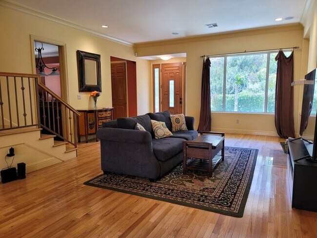 Building Photo - Very nice custom Camarillo 4+4 family home in great private location!