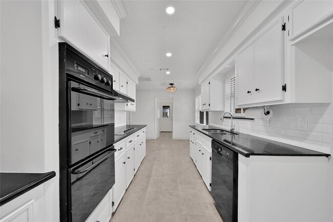 Building Photo - 9411 Roos Rd