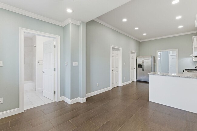 Building Photo - Bright & Modern 2BR Flat with Driveway Parking — Newly Renovated in Silver Terrace