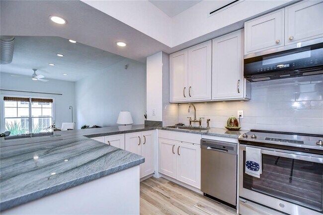 Building Photo - 2410 W Azeele St