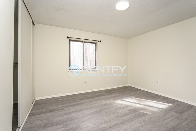 Building Photo - 2270 Sunderland Rd