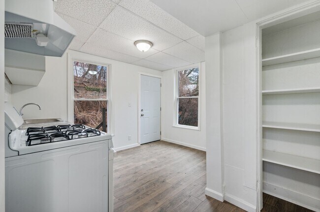 Building Photo - Spacious 3 Bed, 1 Bath Apartment in Garfie...