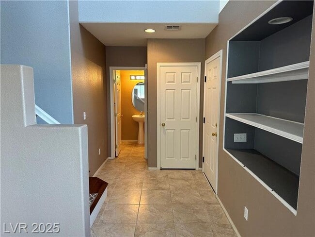 Building Photo - Beautiful 3 bedroom w loft 2.5 bath townho...