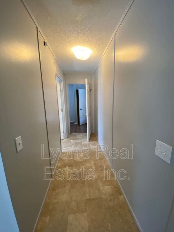 Building Photo - 8086 Heck Dr