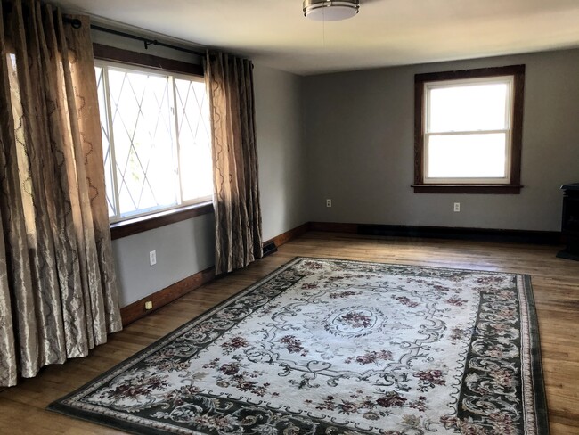 Huge living area! - 208 Courtdale Ave