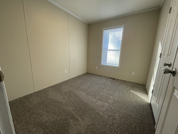 Building Photo - 38054 Versailles St