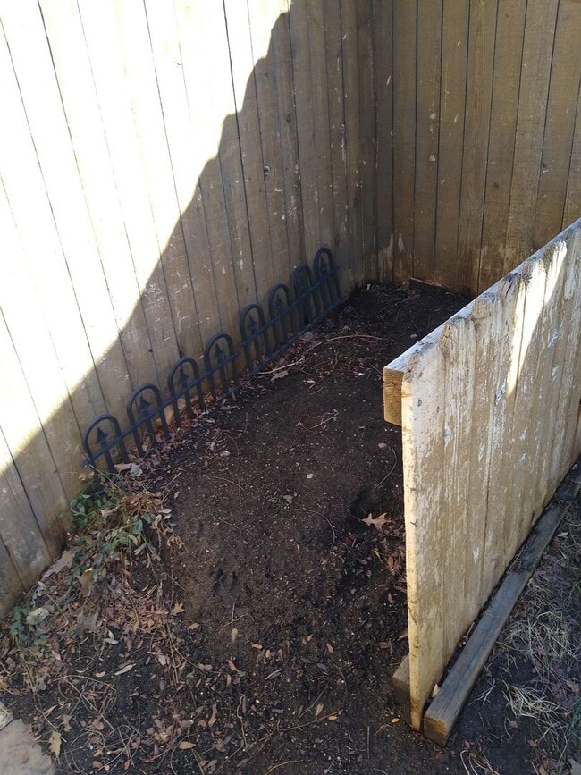 Building Photo - Alamo Placita Adorable 3 Bed 2 Bath Bungalow w/ CACH, Garage, Fenced Yard & More