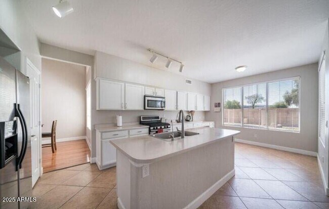 Building Photo - 3924 S Hollyhock Pl