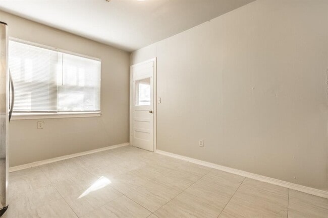 Building Photo - 1216 E Campbell St